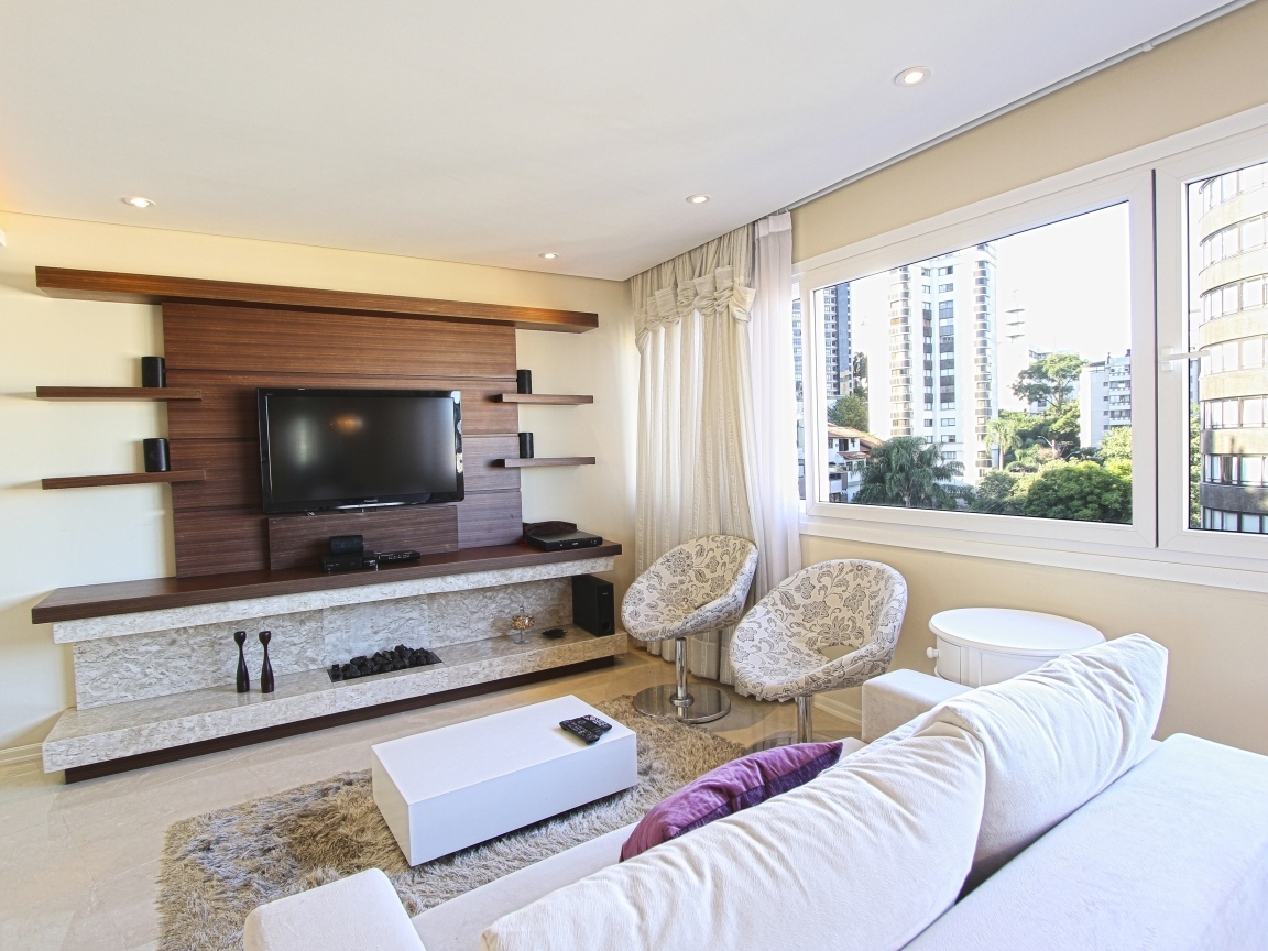 Большой белый диван в гостиной комнате