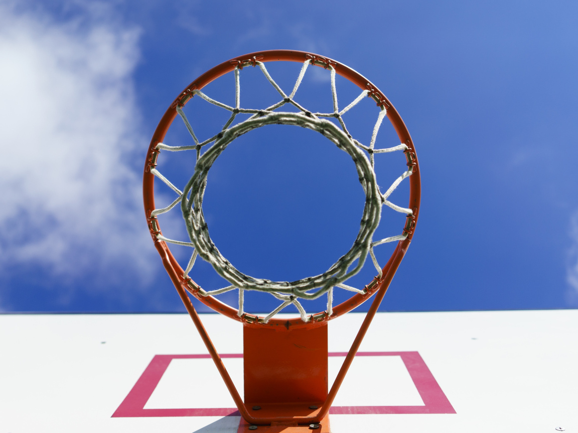 Круглое баскетбольное кольцо на фоне неба