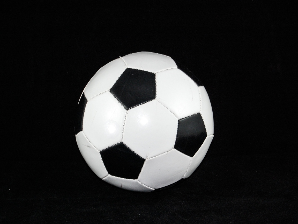 Футбольный мяч на черном фоне крупным планом
