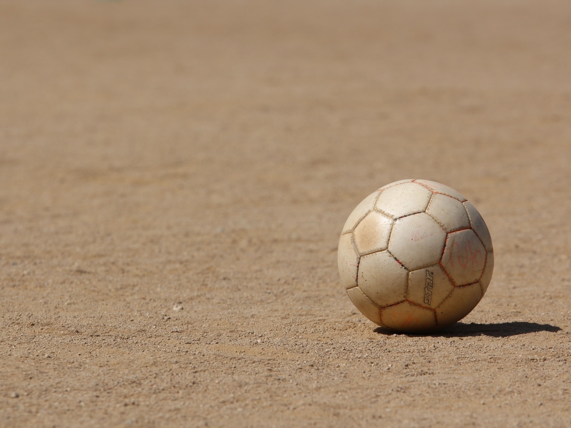 Футбольный мяч на песке 