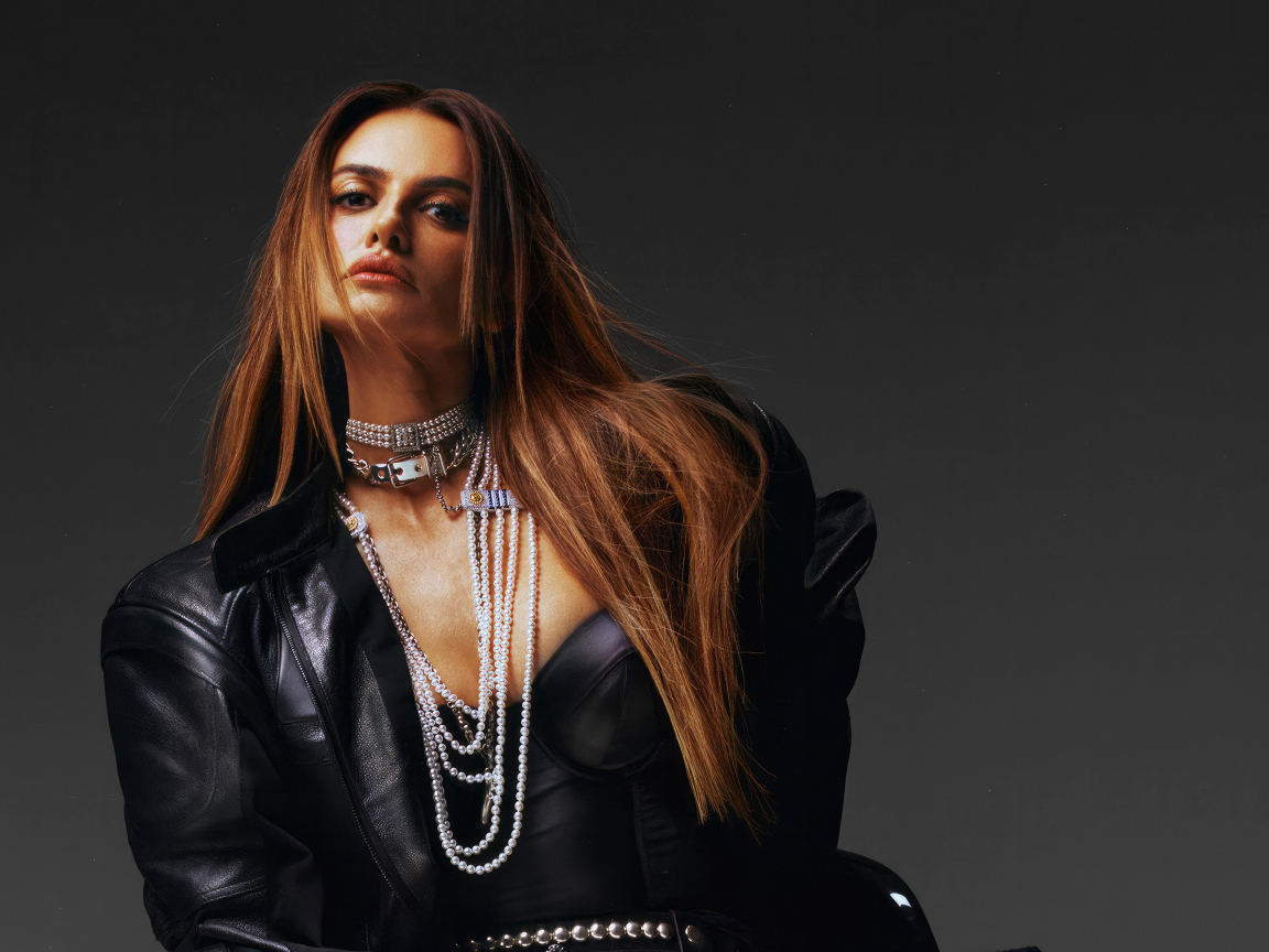 Эффектная Пенелопа Крус в черной кожаной куртке