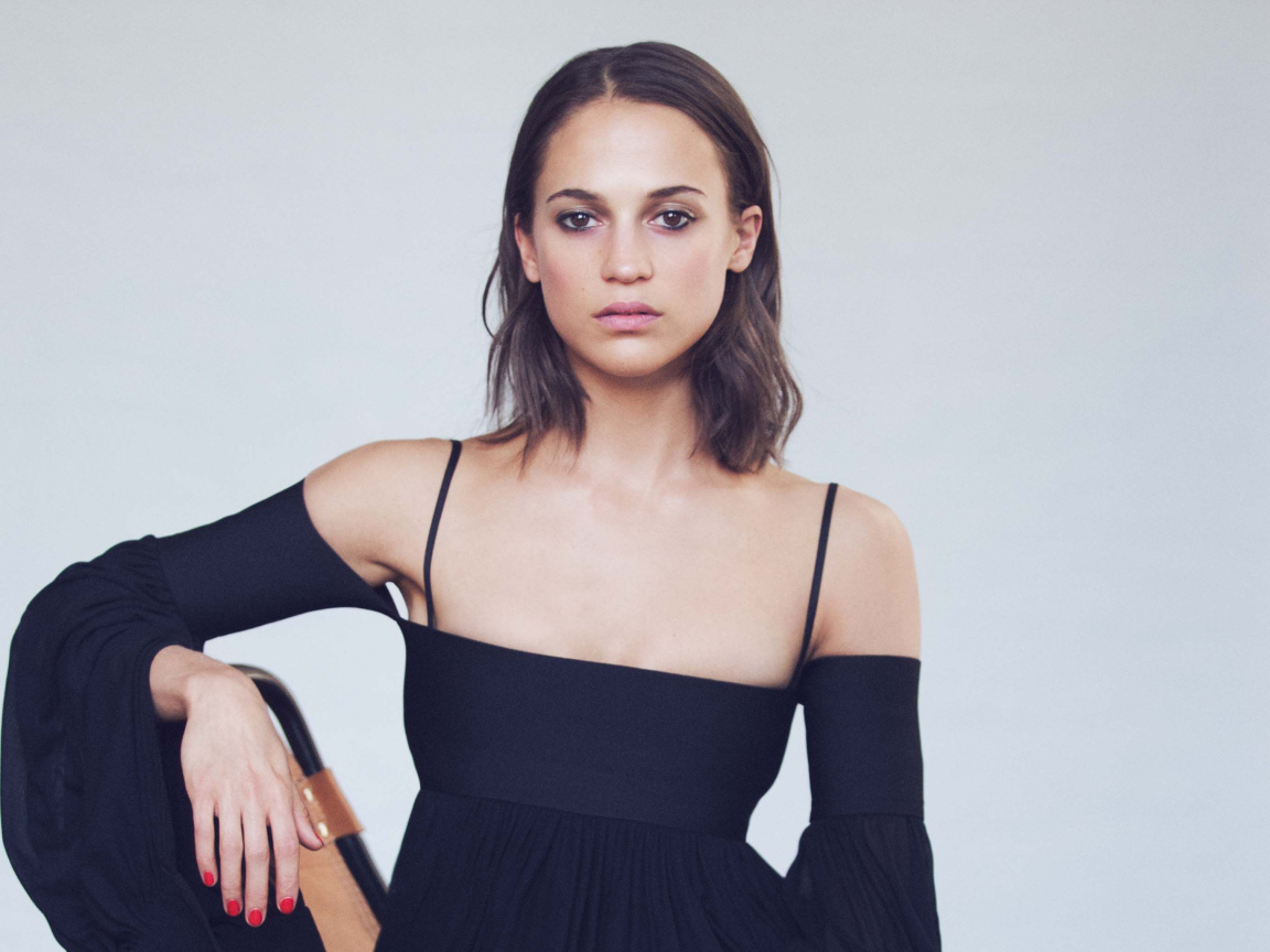 Шведская актриса Алисия Викандер в черном наряде