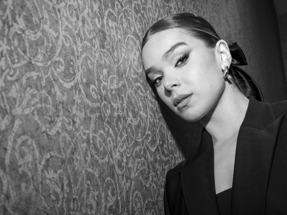 Молодая американская актриса Хейли Стейнфилд у стены