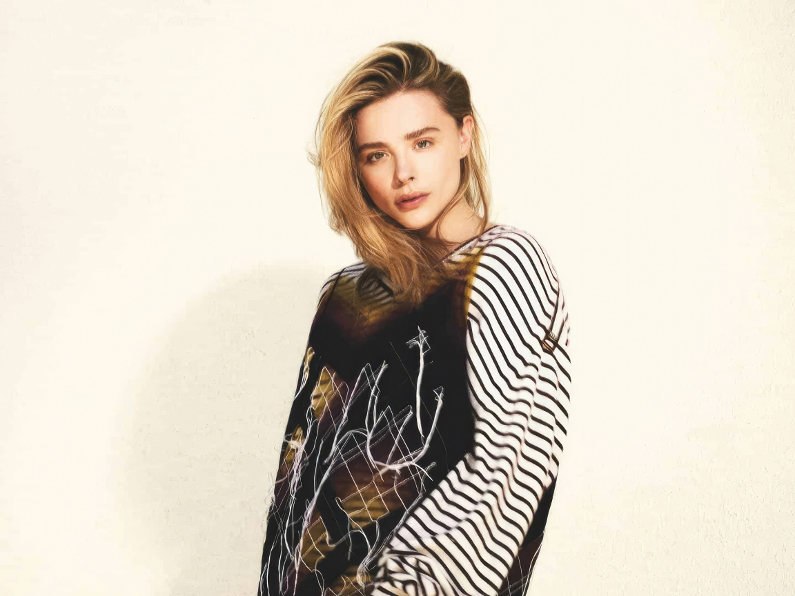 Молодая девушка блондинка актриса Хлоя Грейс Морец