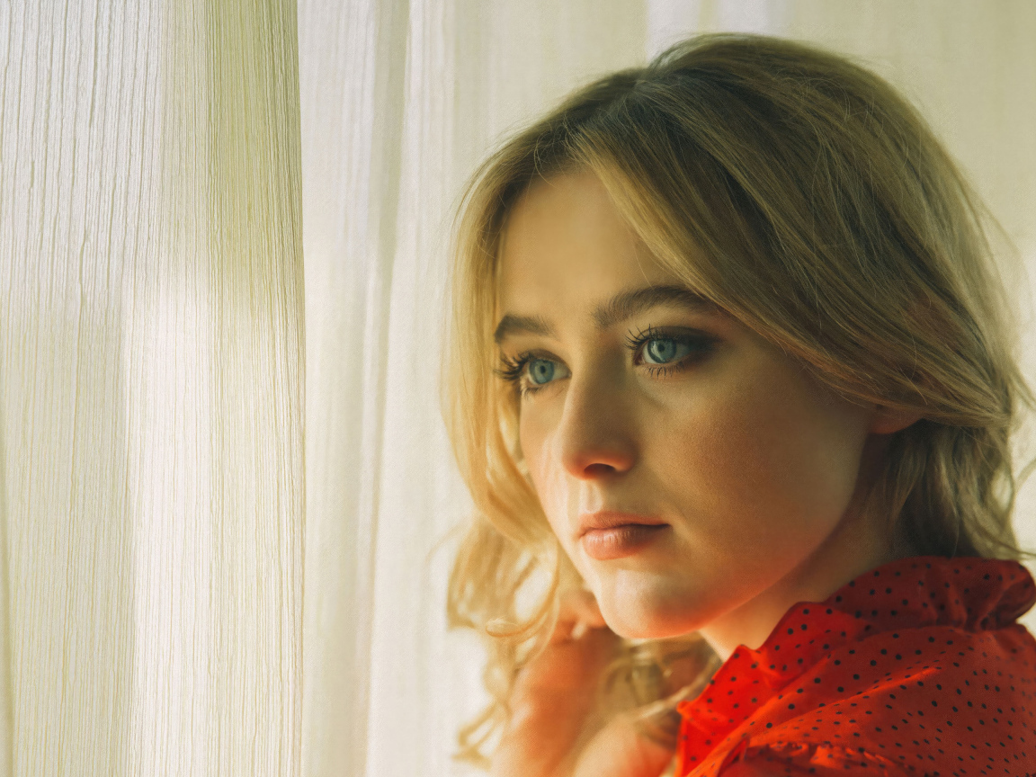 Молодая голубоглазая актриса Кэтрин Ньютон  у окна