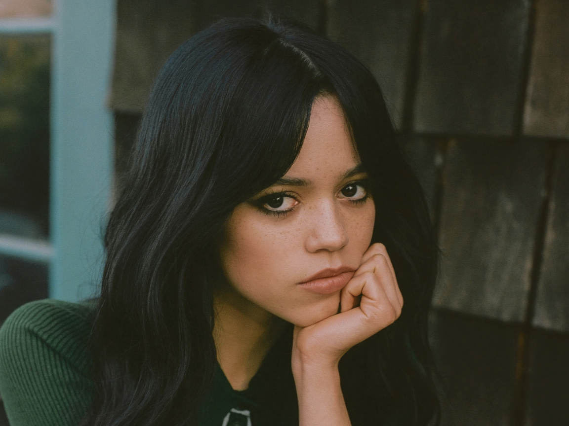 Молодая кареглазая девушка актриса Дженна Ортега