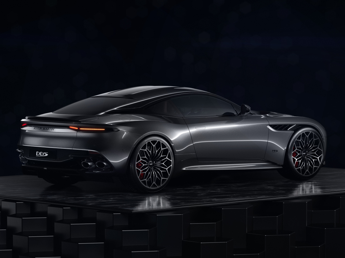 Вид сзади на автомобиль Aston Martin DBS Superleggera