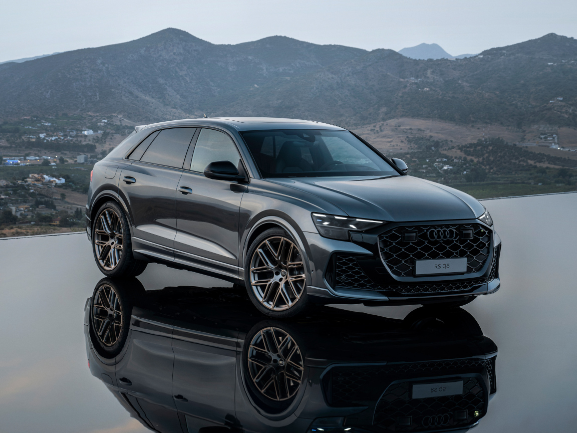 Автомобиль Audi RS Q8 2024 года