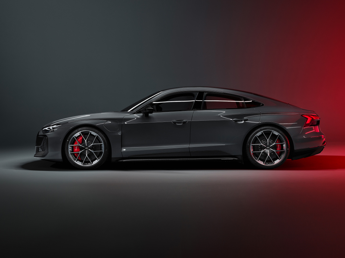 Автомобиль Audi RS e-tron GT 2024 года вид сбоку