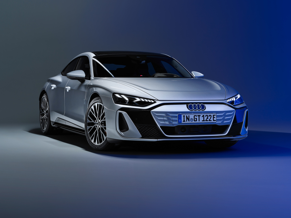 Автомобиль Audi S e-tron GT 2024 года на сером фоне