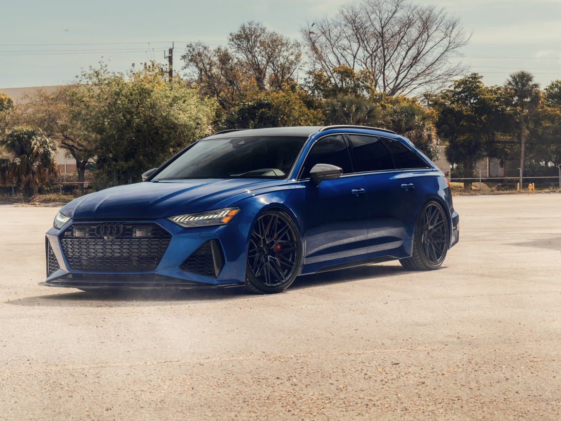 Синий автомобиль Audi RS6 Avant