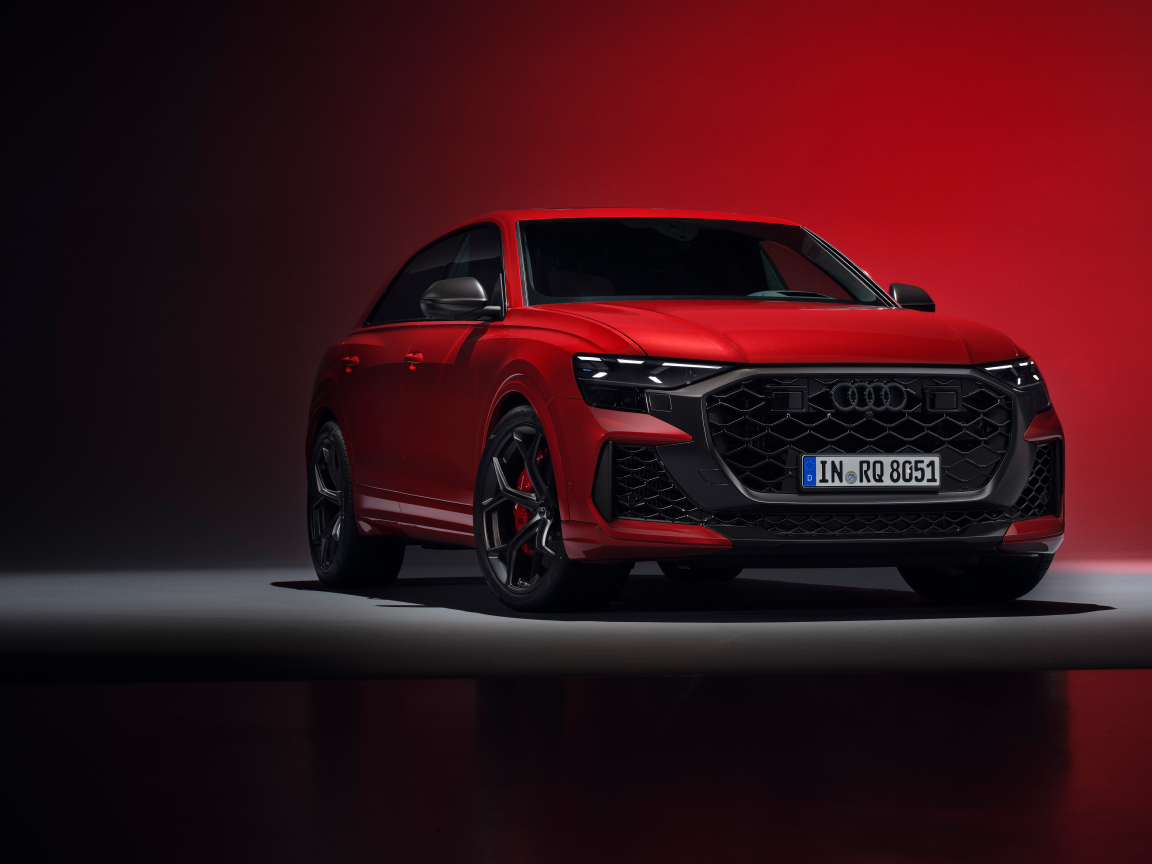 Вид спереди на красный автомобиль Audi RS Q8 performance 2024 года