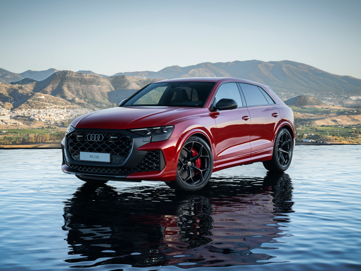 Красный Audi RS Q8 performance 2024 года в воде