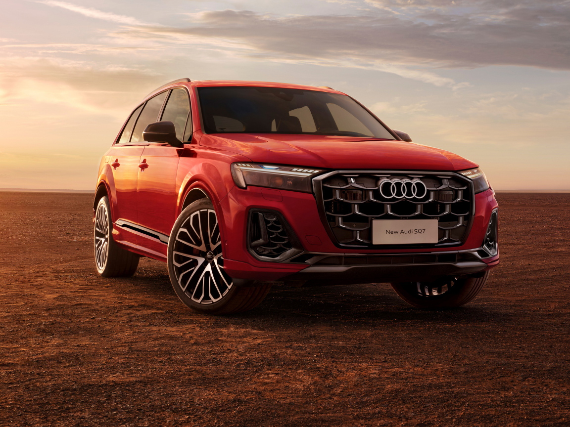 Красный Audi SQ7 TFSI 2024 года на фоне неба