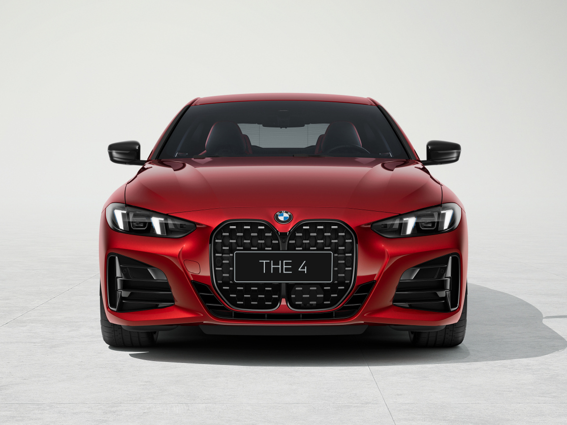 Вид спереди на красный автомобиль BMW 430i Coupé M Sport 2024 года