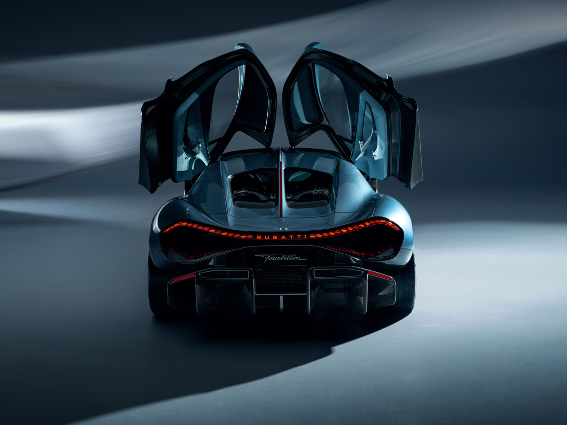 Вид сзади на автомобиль Bugatti Tourbillon 2024 года