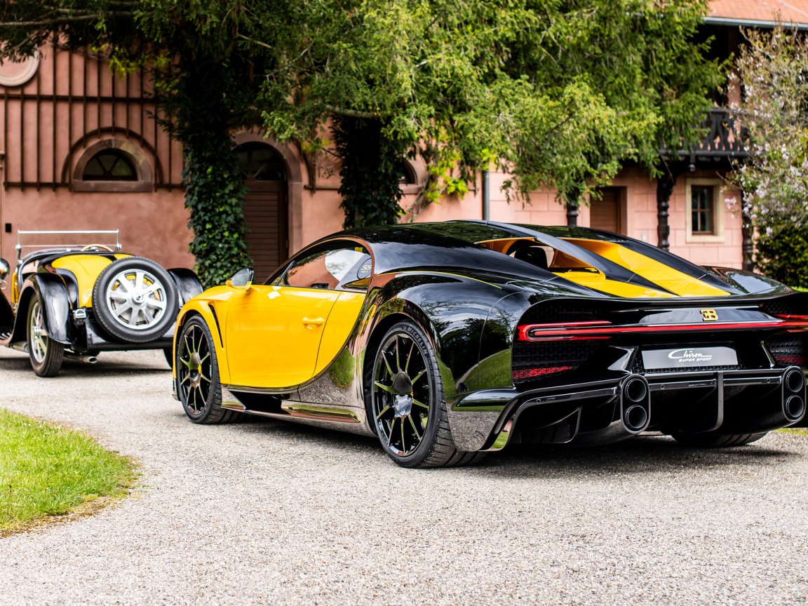 Вид сзади на спорткар Bugatti Type 55 Roadster Bugatti Chiron Super Sport 55 One Of One