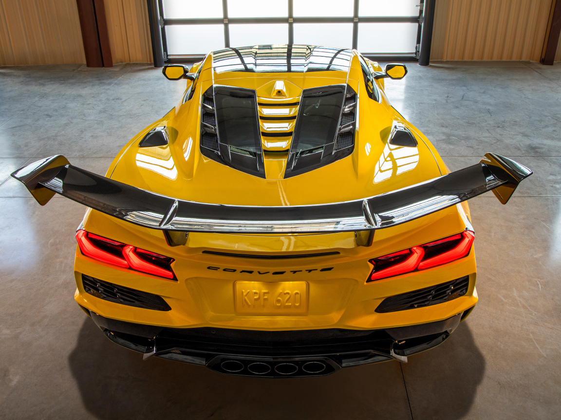 Вид сзади на желтый автомобиль Chevrolet Corvette ZR1 Coupe ZTK Package  2025 года