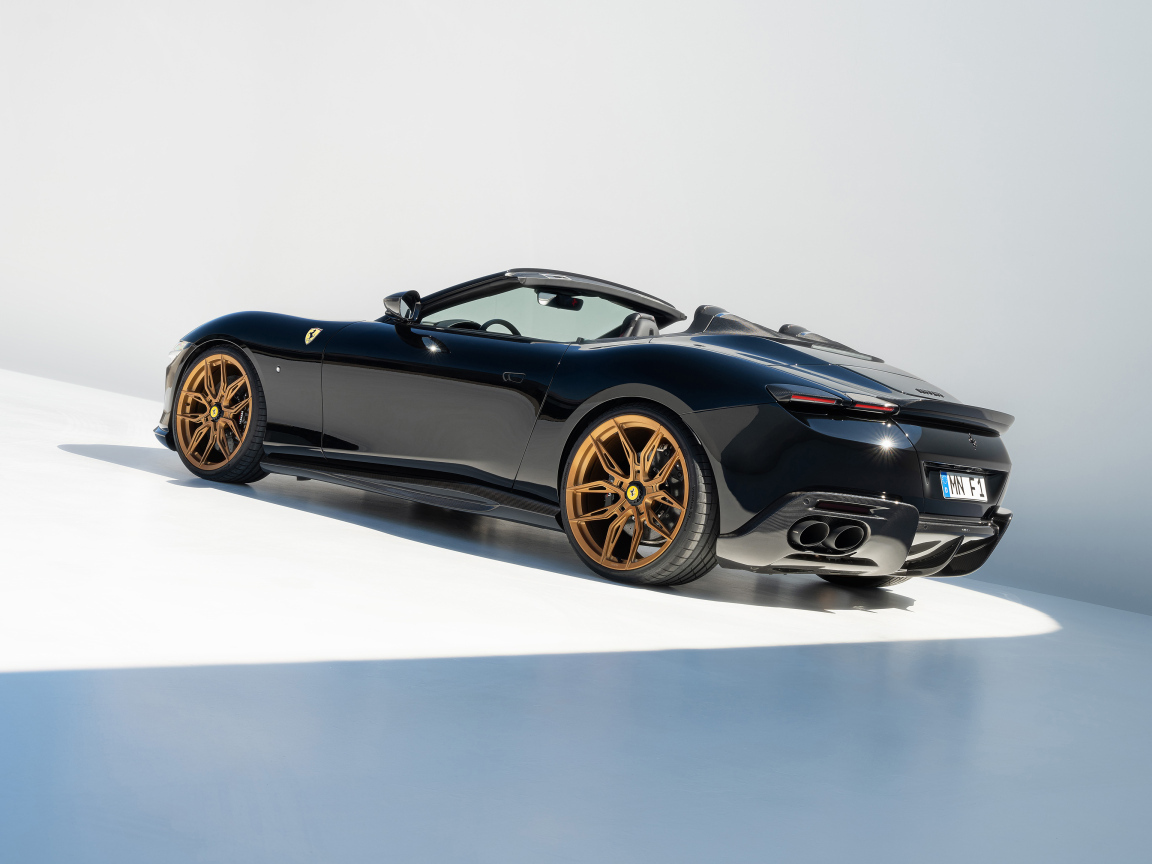 Черный автомобиль Novitec Ferrari Roma Spider 2024 года вид сзади