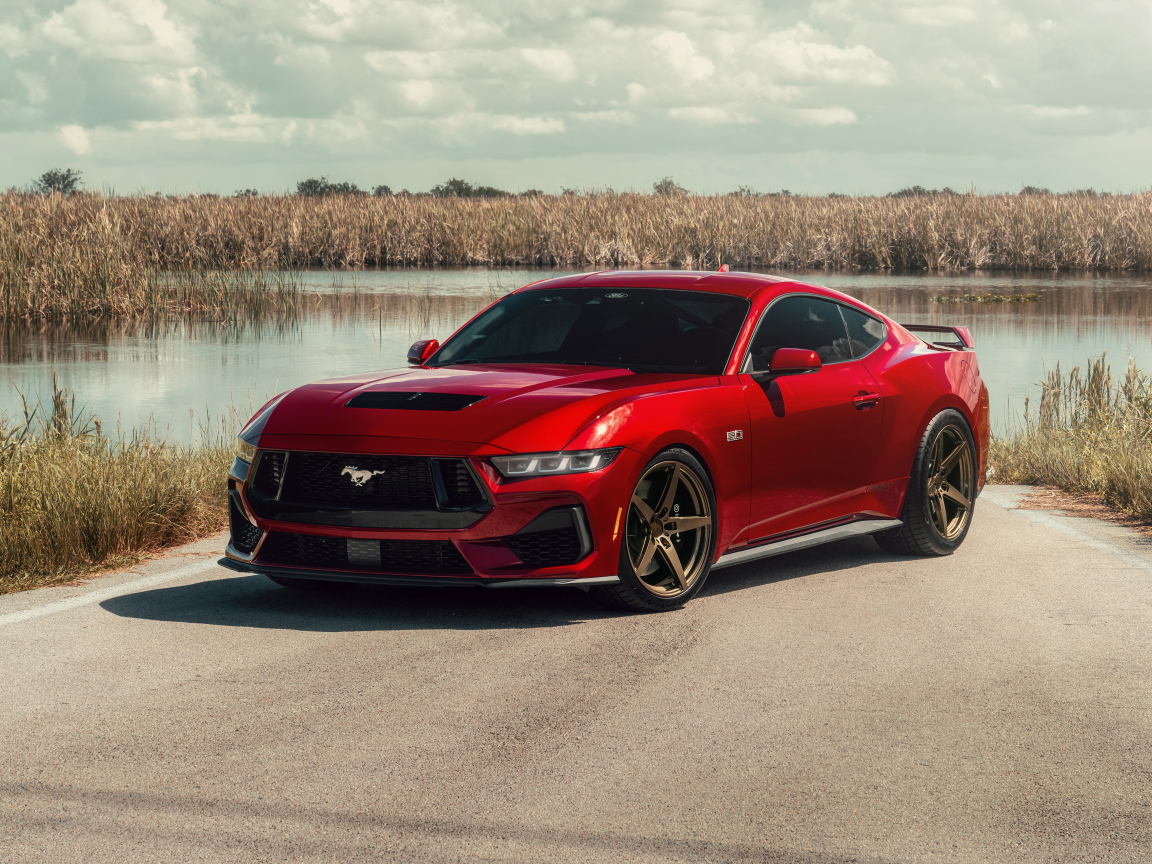 Красный Ford Mustang S650 у воды