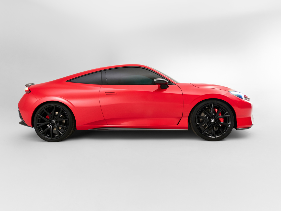 Вид сбоку на красный автомобиль Honda Prelude Concept 2024 года