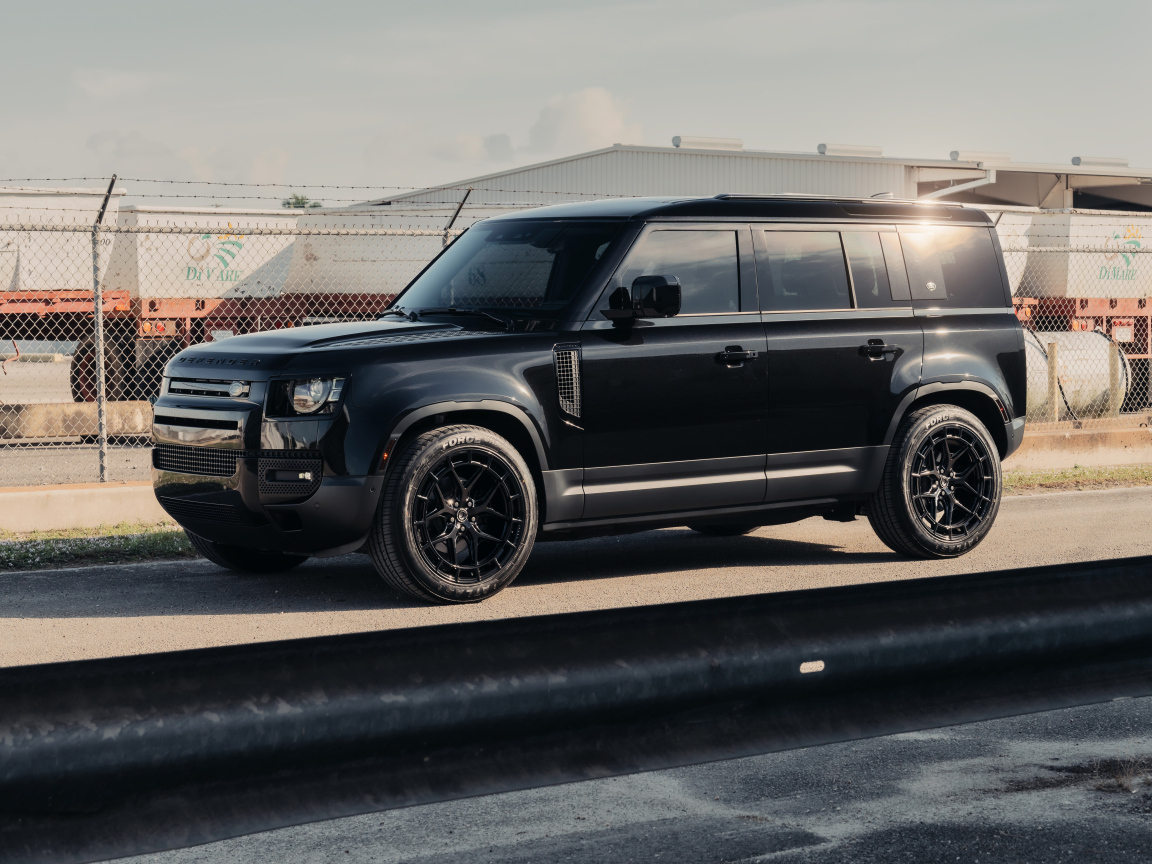 Большой черный Land Rover Defender