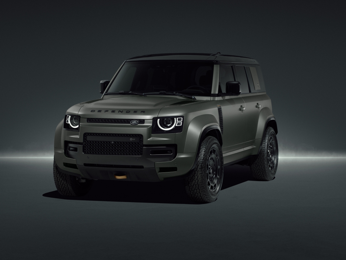 Вид спереди на внедорожник Land Rover Defender OCTA Edition One 2024 года