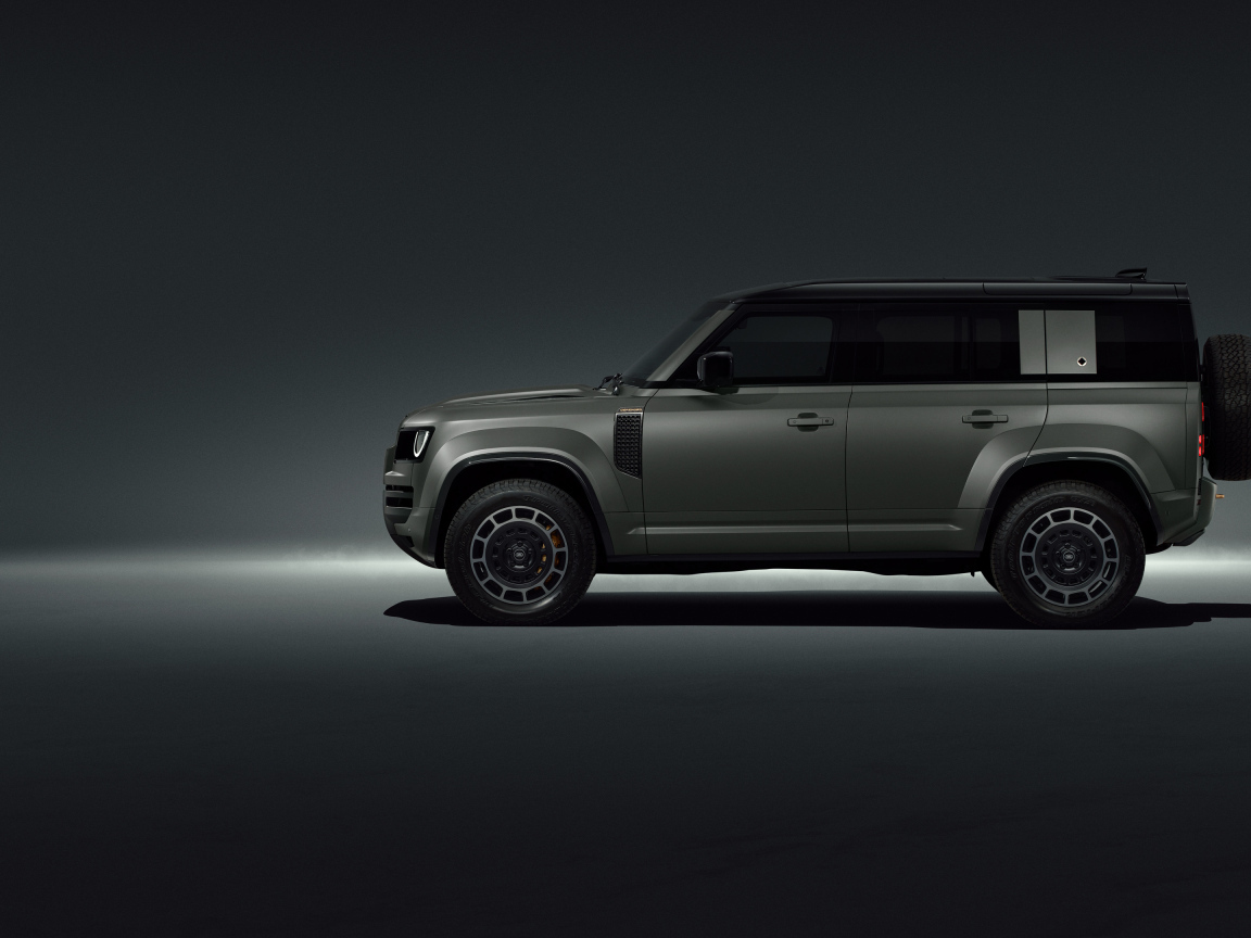 Вид сбоку на автомобиль Land Rover Defender OCTA Edition One
