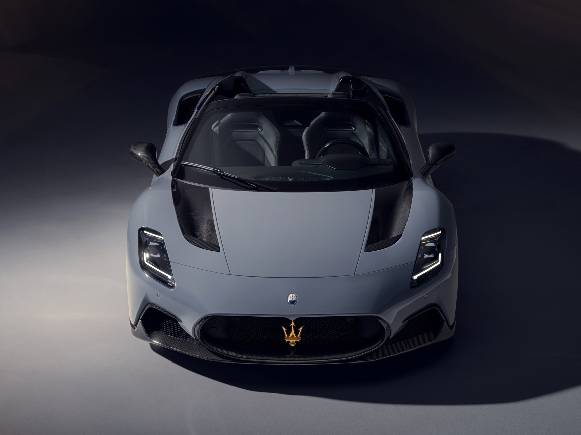 Серый автомобиль Novitec Maserati MC20 Cielo 2024 года