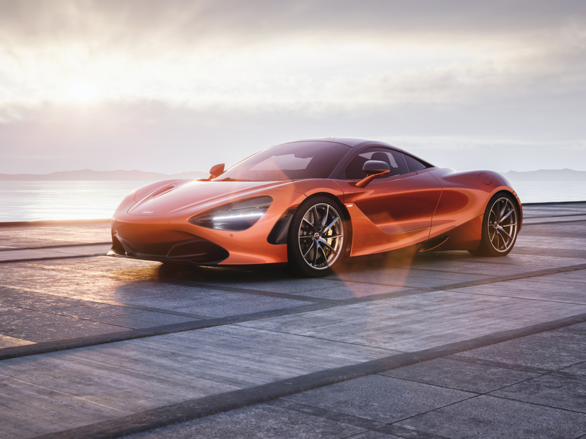 Оранжевый автомобиль McLaren 720S у озера