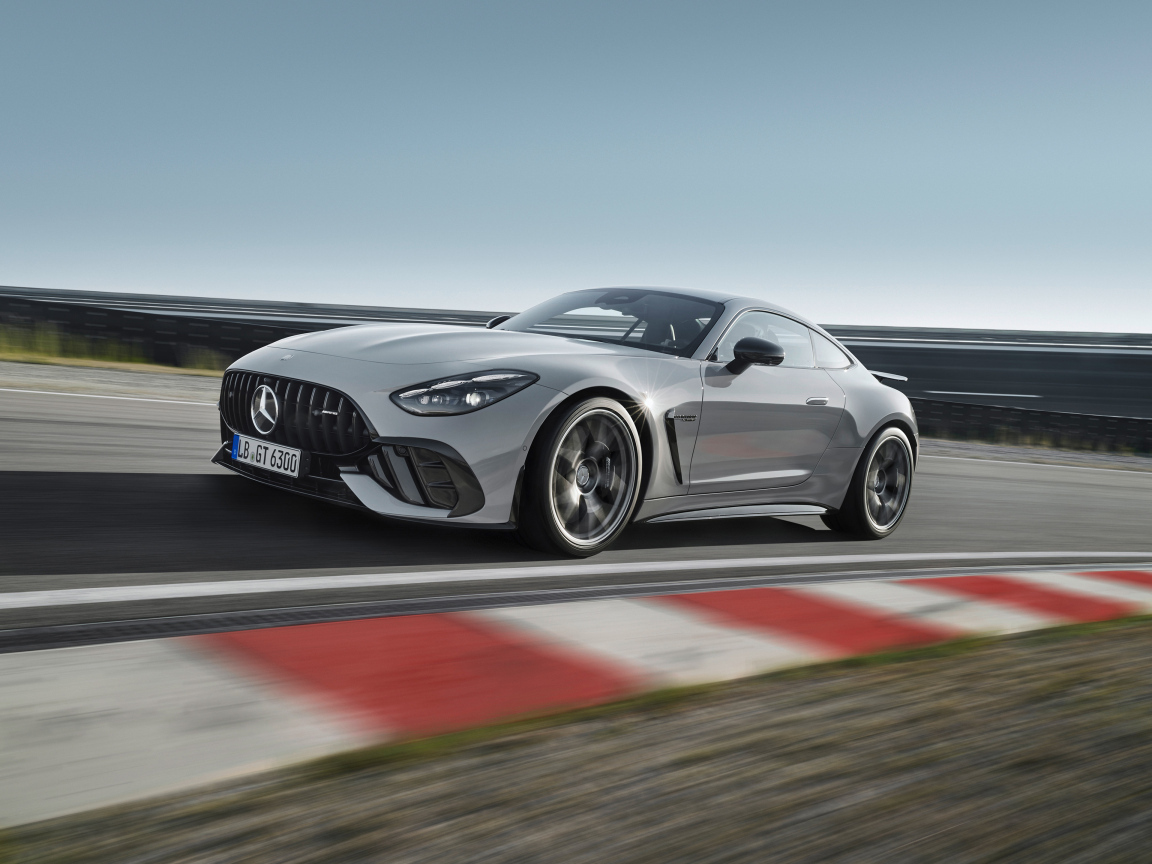 Серебристый автомобиль Mercedes-AMG GT 63 PRO 4MATIC+ 2024 года