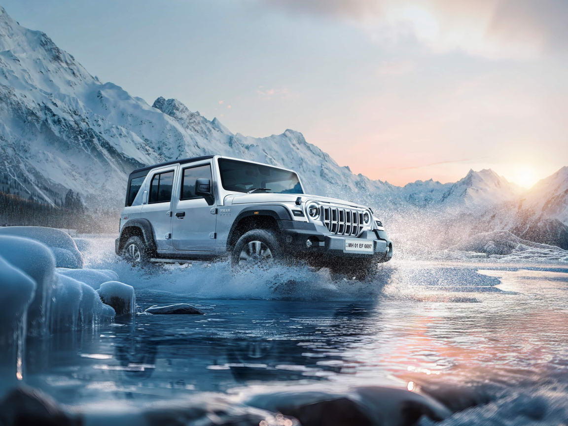 Внедорожник Mahindra Thar Roxx 2024 года едет по ледяной реке