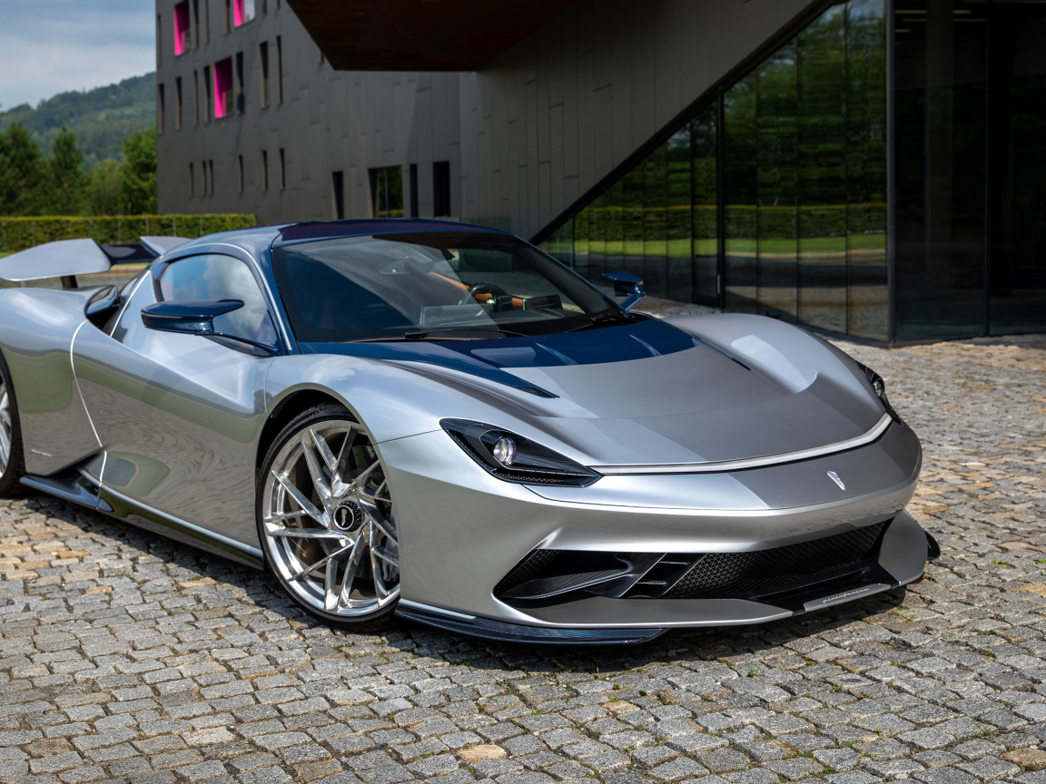 Серебристый автомобиль Pininfarina Battista Prototipo