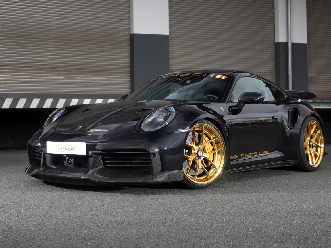 Черный автомобиль Porsche 911 Turbo S