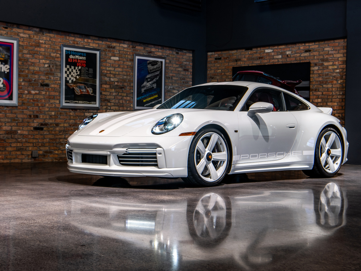 Автомобиль Porsche 911 Sport Classic  на презентации