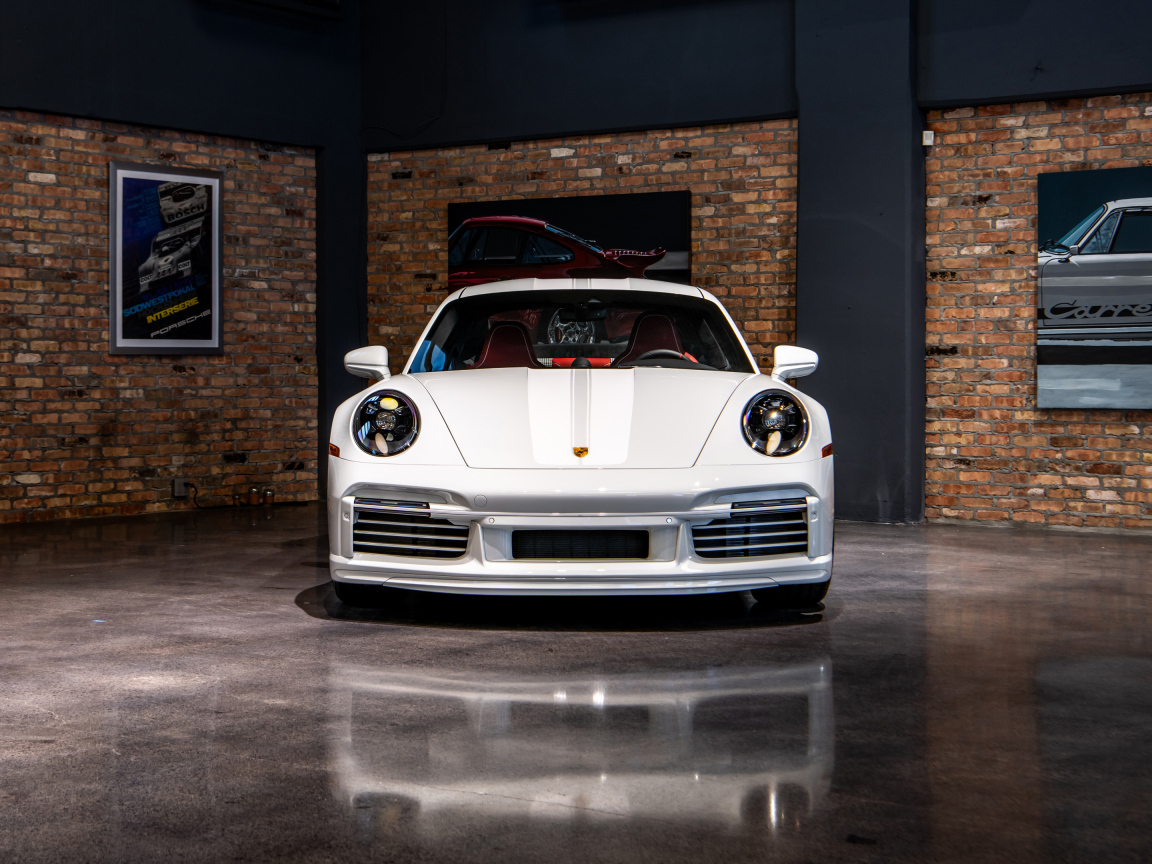 Автомобиль Porsche 911 Sport Classic  вид спереди