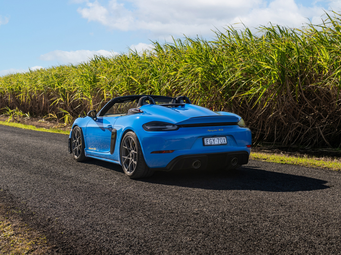 Вид сзади на автомобиль Porsche 718 Spyder RS Weissach Package 2024 года