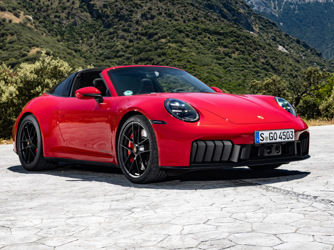 Красный кабриолет Porsche 911 Targa 4 GTS 2024 года