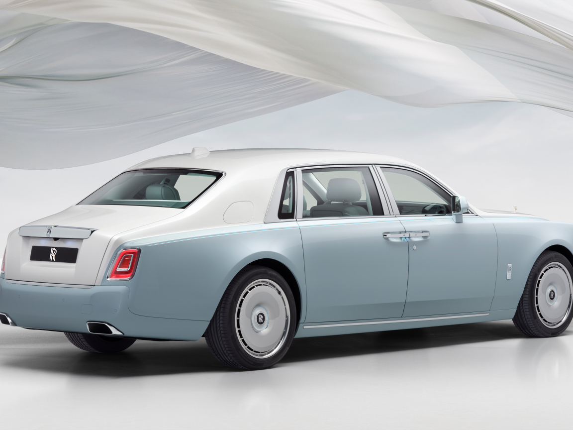 Автомобиль Rolls-Royce Phantom Scintilla 2025 года вид сзади