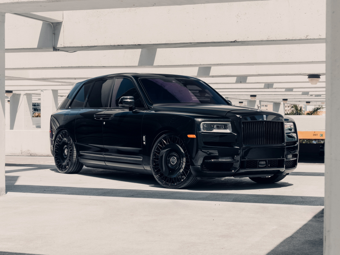 Большой черный Black Rolls-Royce Cullinan