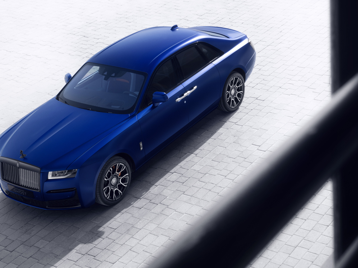 Синий Rolls-Royce Black Badge Ghost вид сверху