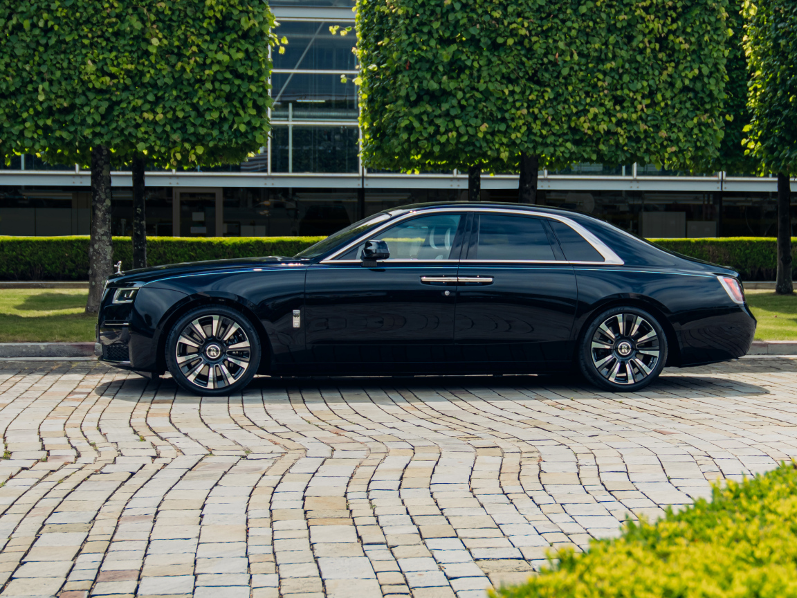 Вид сбоку на автомобиль Rolls-Royce Ghost