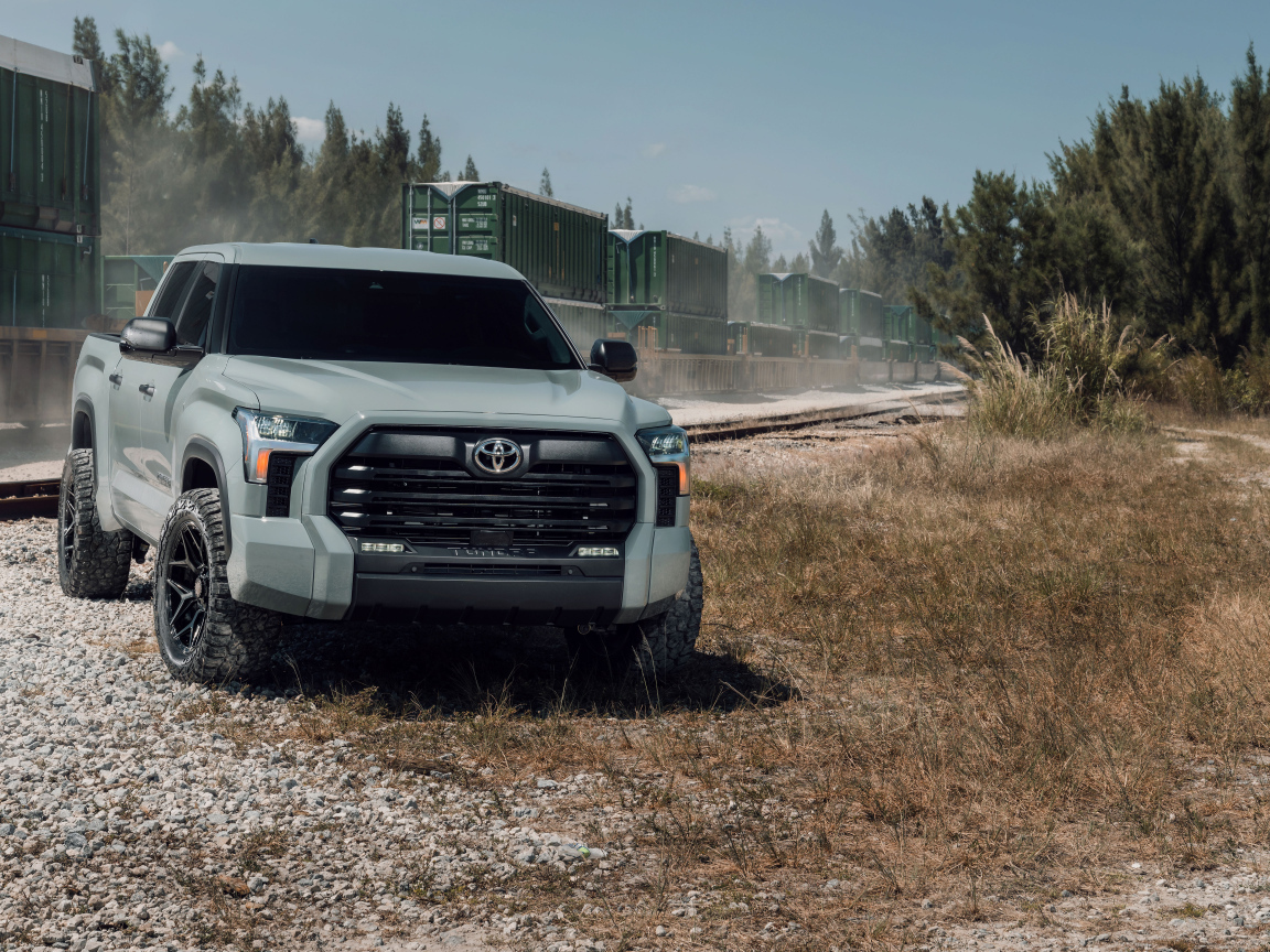 Большой внедорожник Toyota Tundra