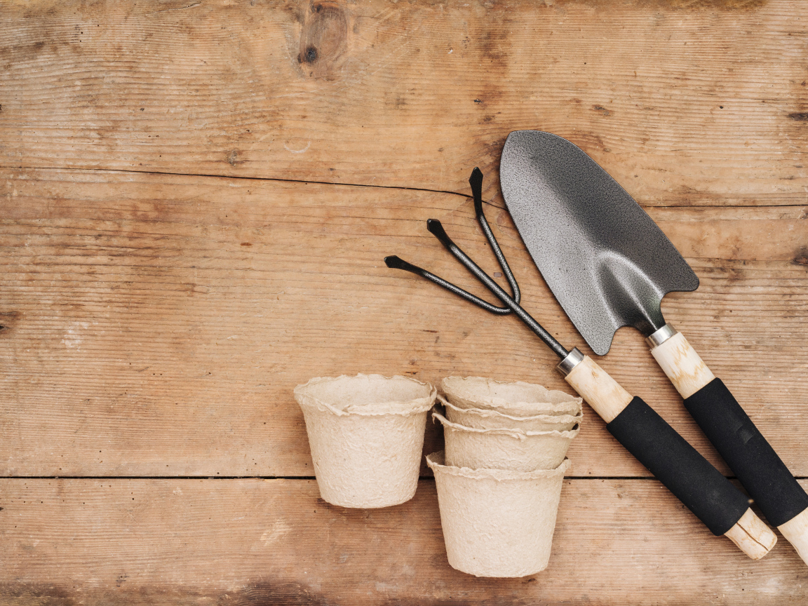 Садовый инвентарь на деревянном столе