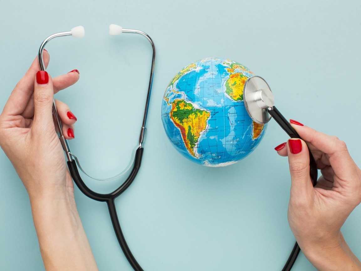 Стетоскопом слушают глобус 