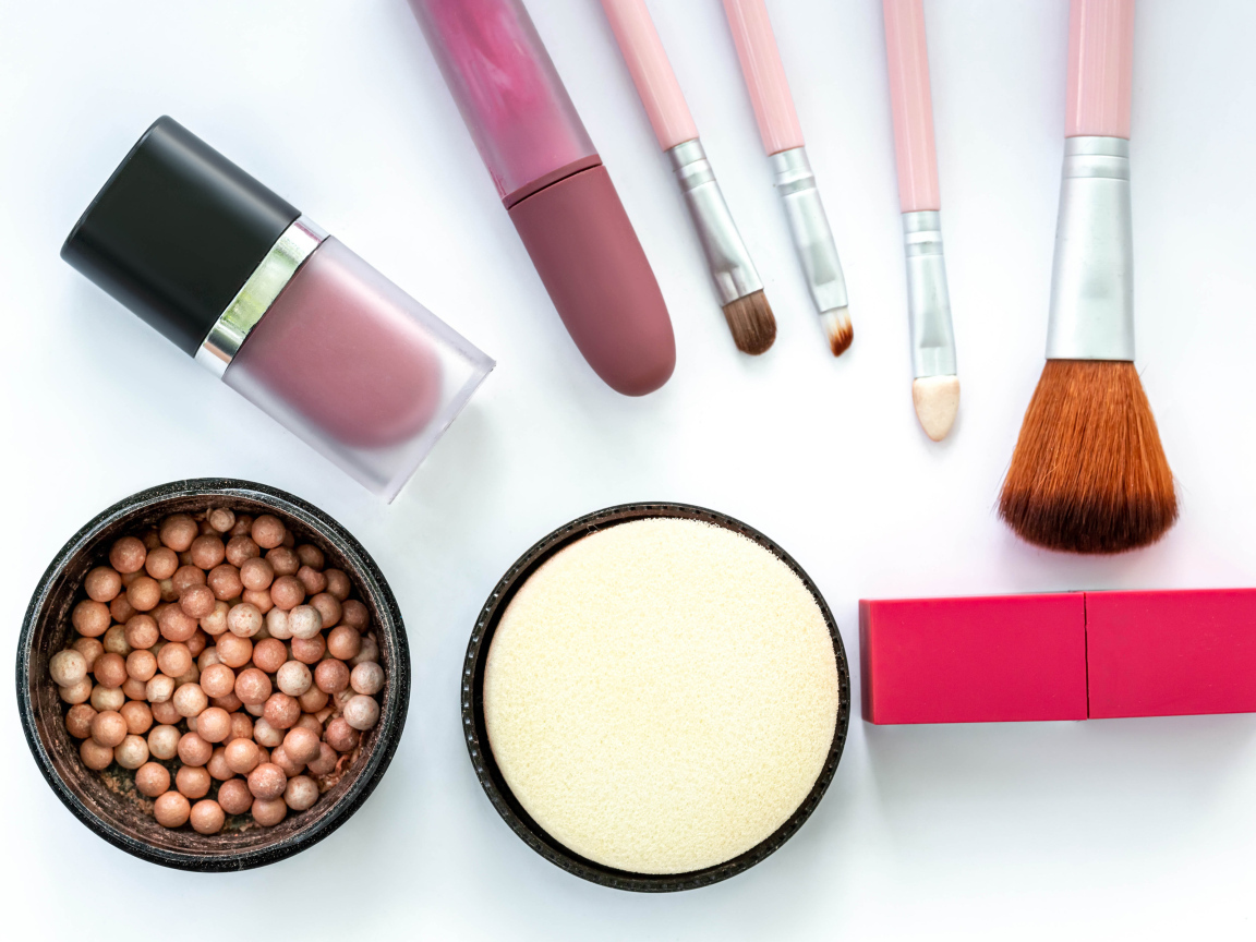 Женская косметика для макияжа на белом фоне