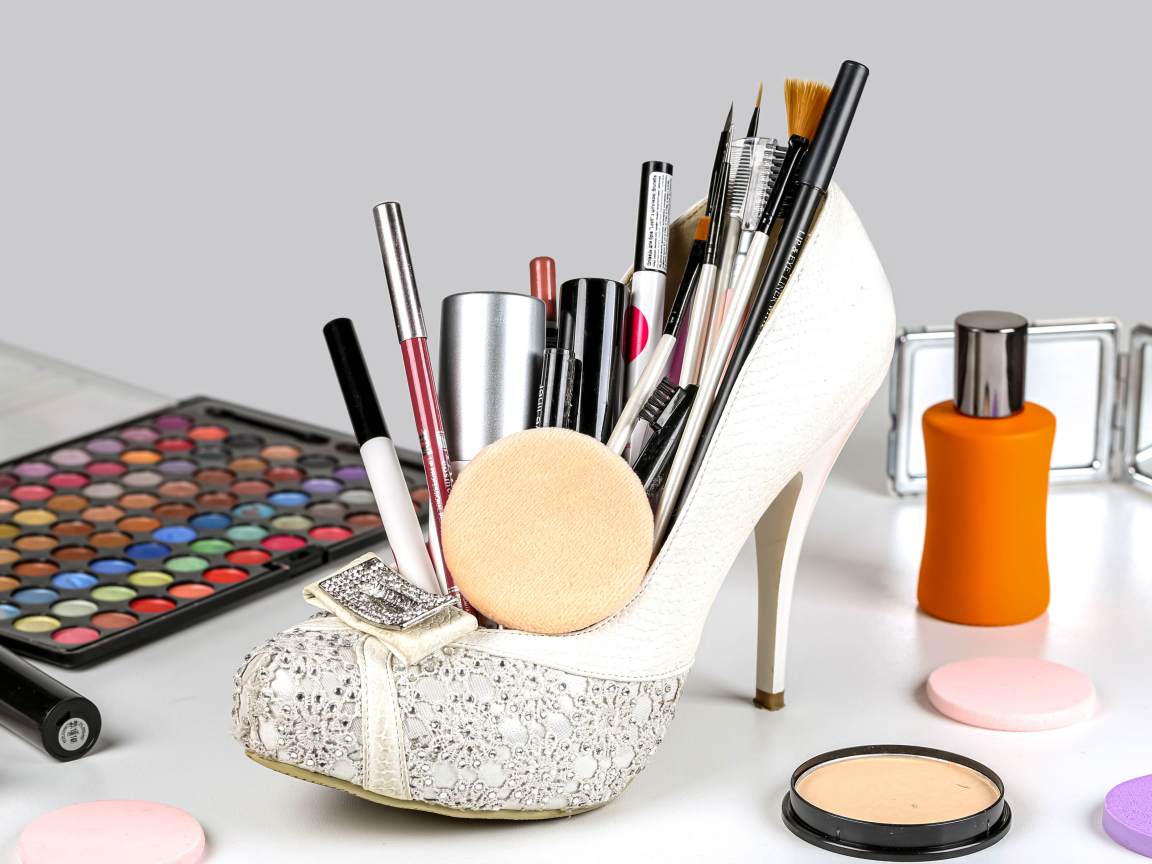 Женские белые туфли наполнены косметикой