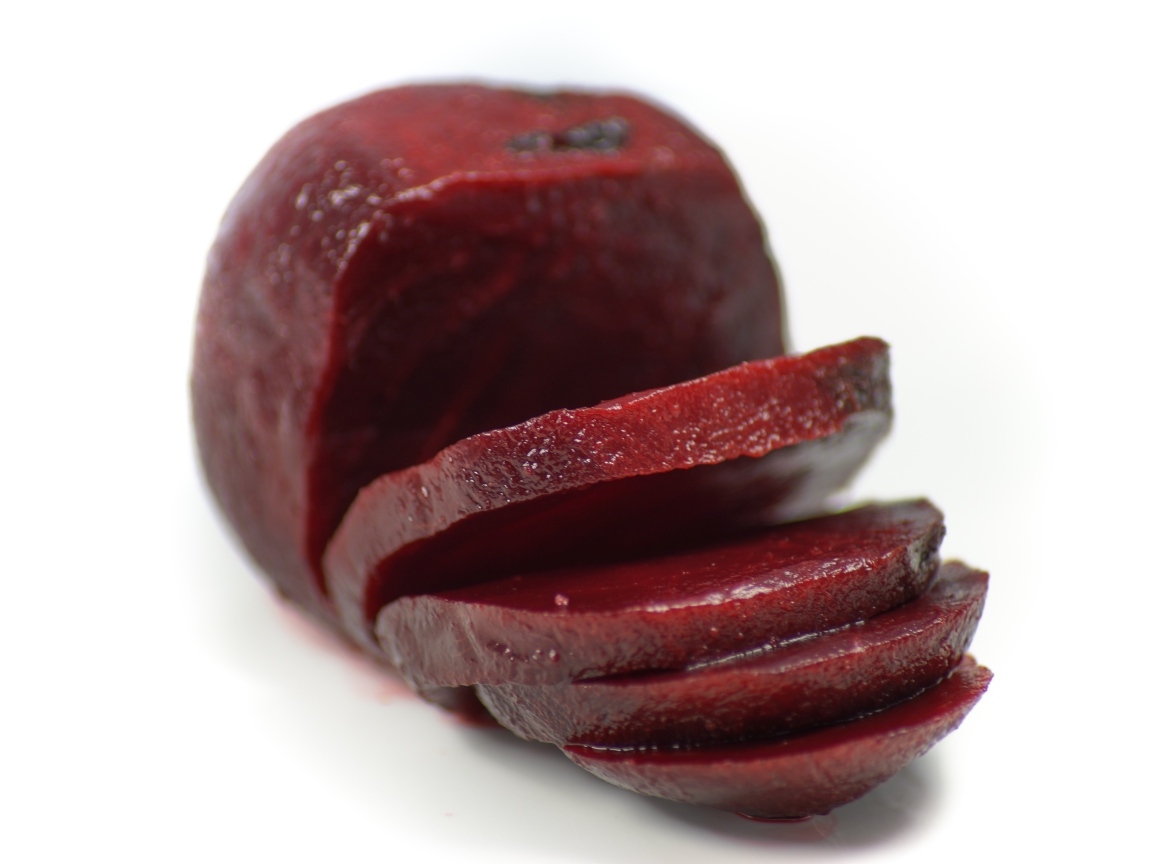 Вареная свекла на белом фоне