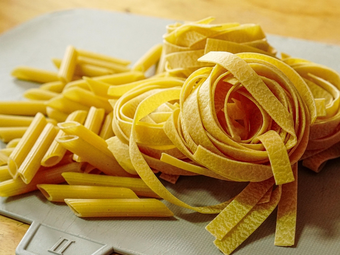 Макароны разных видов на столе