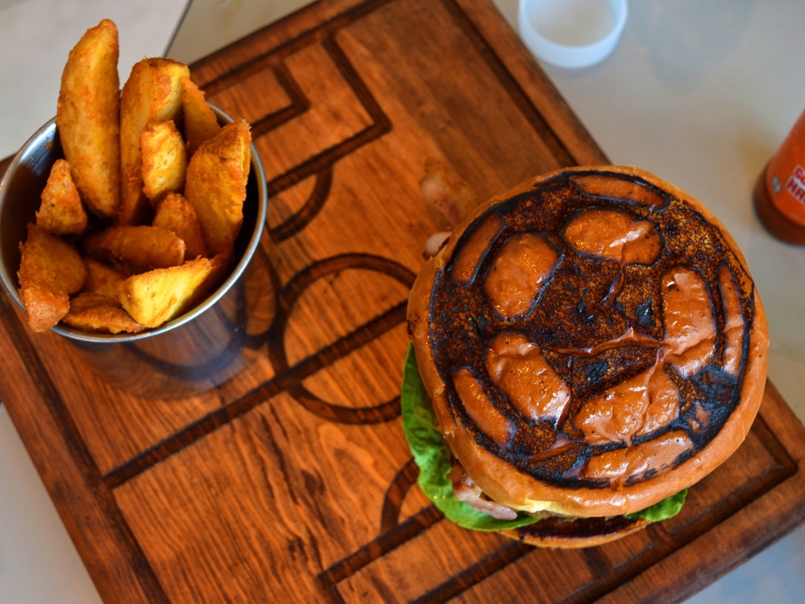 Бургер с картофелем фри для футболиста